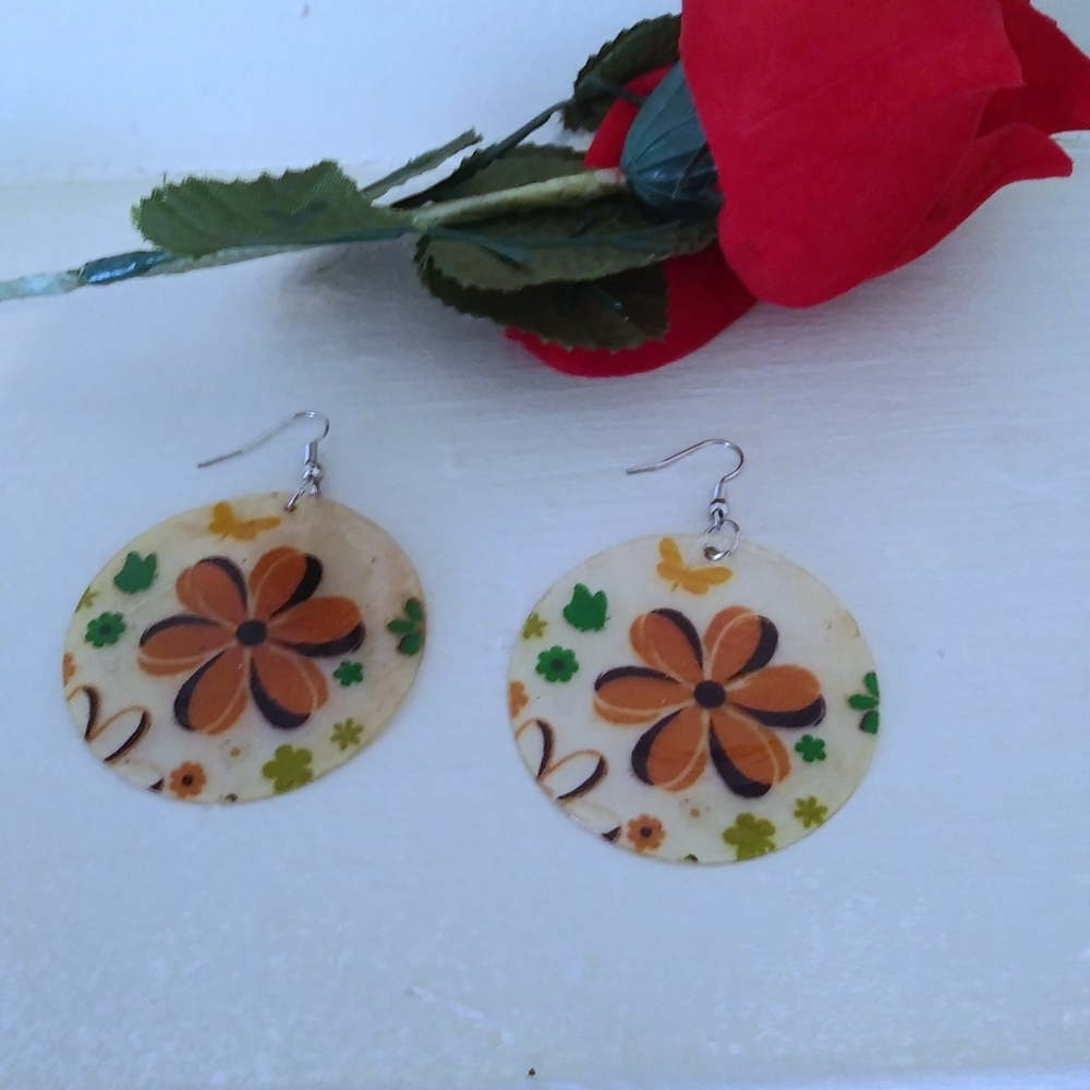 Circular flower cream earrings